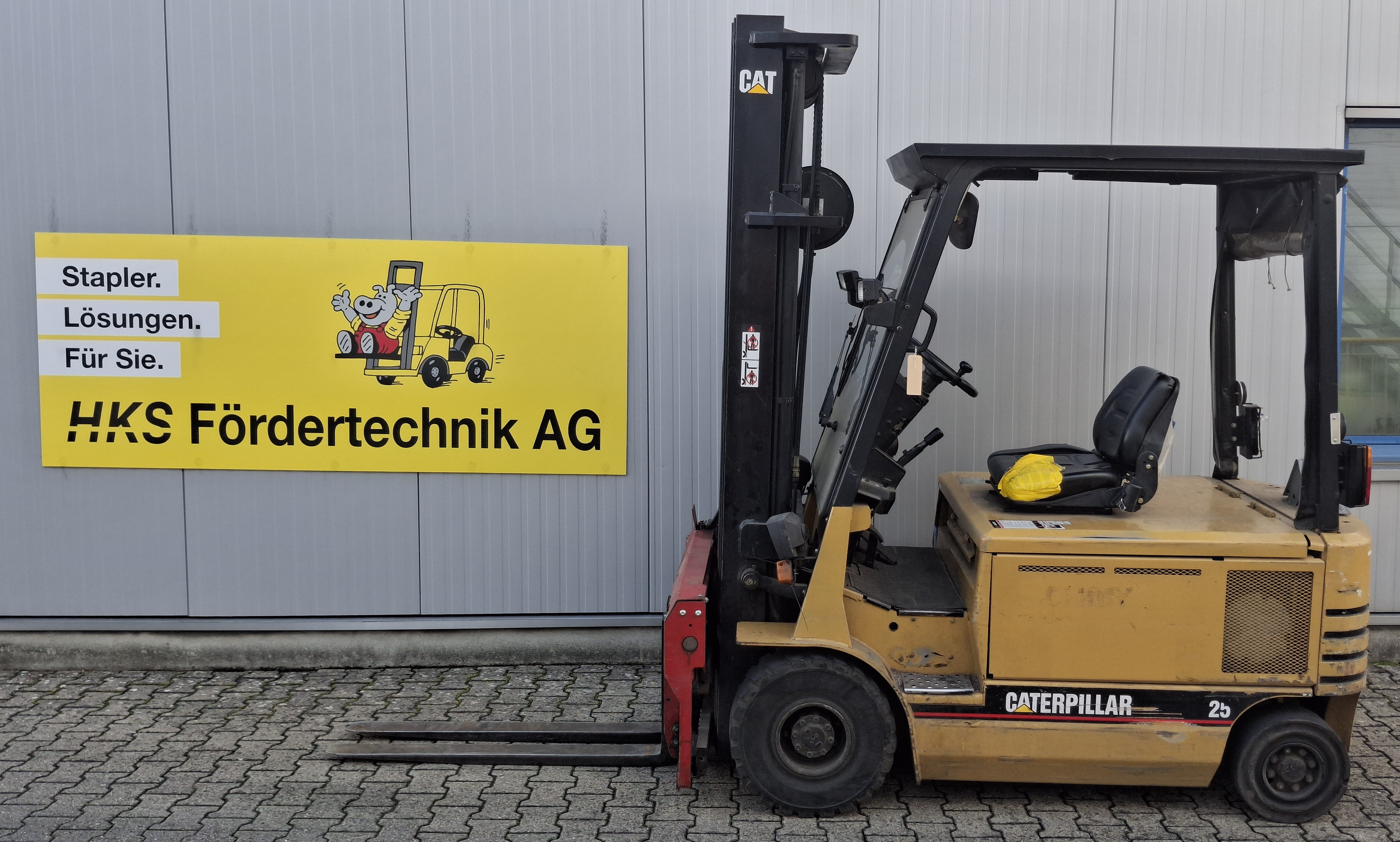 Stapler-Occasion: CAT Lift Trucks Frontstapler EP25 gebraucht CAT Lift Trucks EP25 °°° 4-Rad Elektrostapler