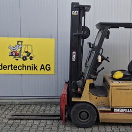Stapler-Occasion: CAT Lift Trucks Frontstapler EP25 gebraucht CAT Lift Trucks EP25 °°° 4-Rad Elektrostapler