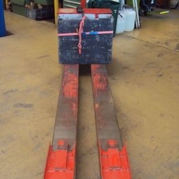 Stapler-Occasion: Linde Gabelhubwagen T30 gebraucht Linde T30 °°° Niederhubwagen