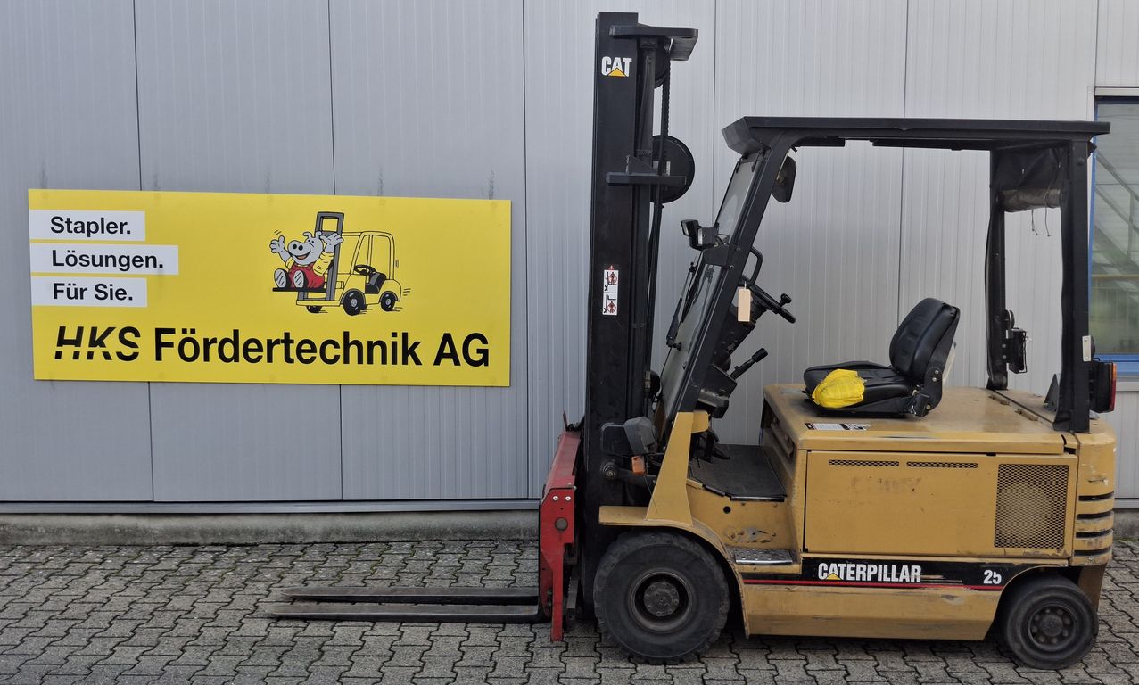 Stapler-Occasion: CAT Lift Trucks Frontstapler EP25 gebraucht CAT Lift Trucks EP25 °°° 4-Rad Elektrostapler